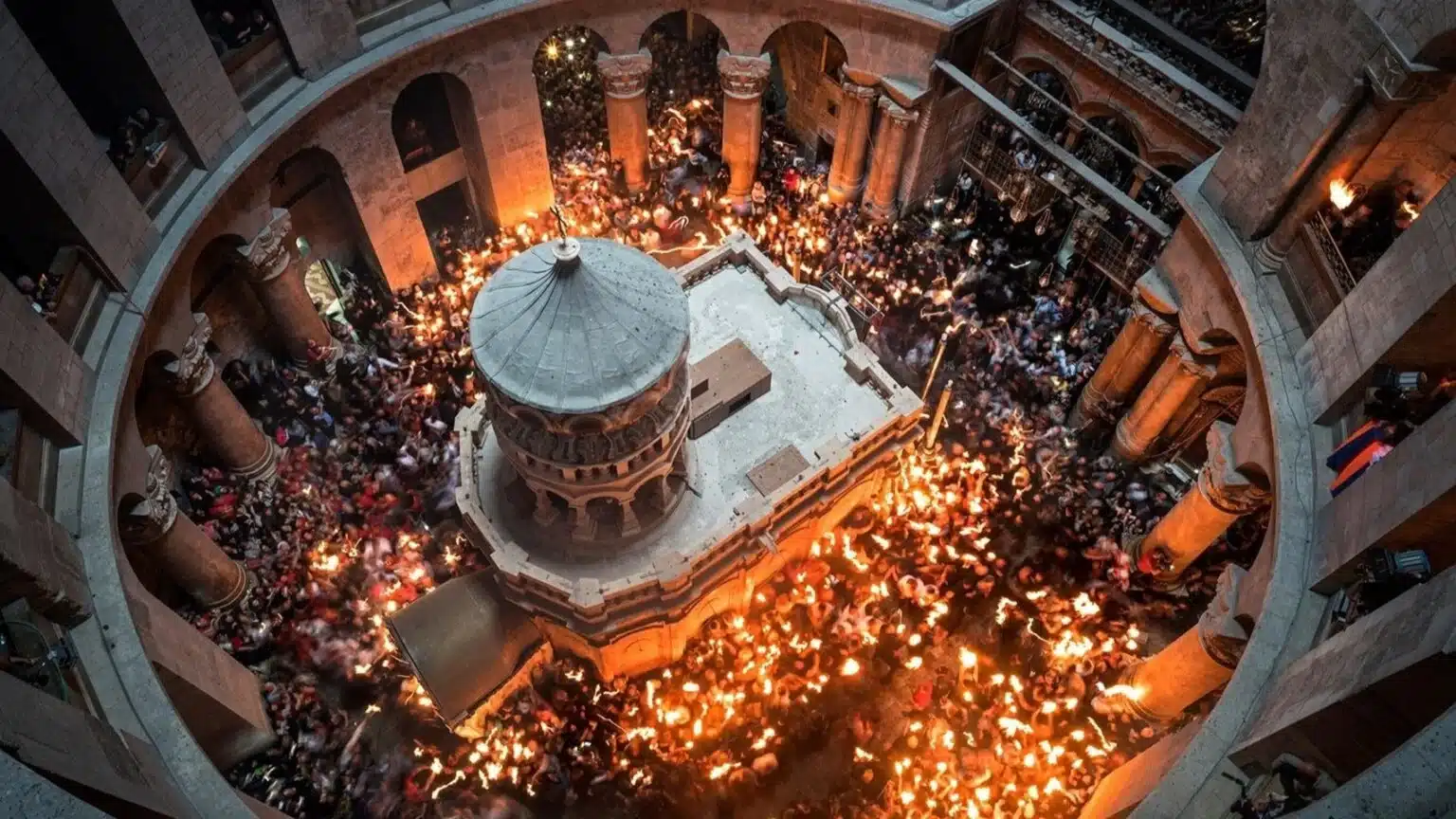 Lumina Sfântă de la Ierusalim ajunge în România în jurul orei 18.30