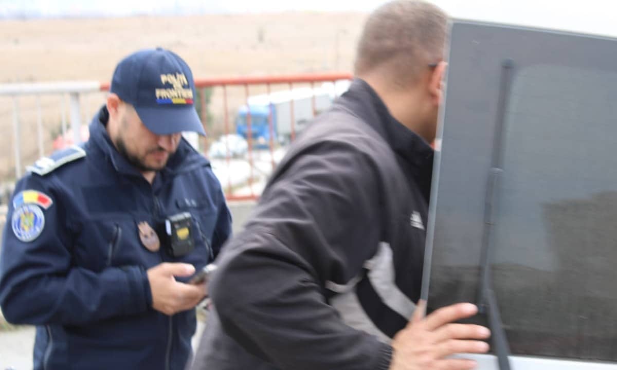 Marfă contrafăcută de peste 150.000 lei și plase ilegale, confiscate de polițiștii de frontieră