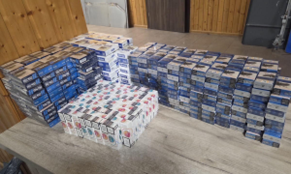 Mii de țigări ascunse printre pijamele, descoperite de polițiștii constănțeni