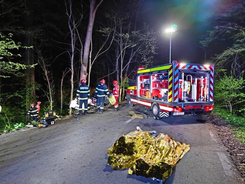 Accident cumplit din cauza vitezei. Doi tineri au murit