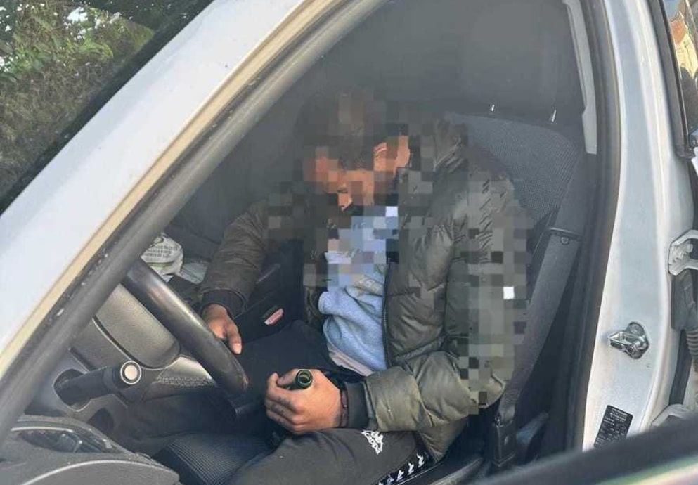 Un bărbat a adormit în maşina pe care voia să o jefuiască 
