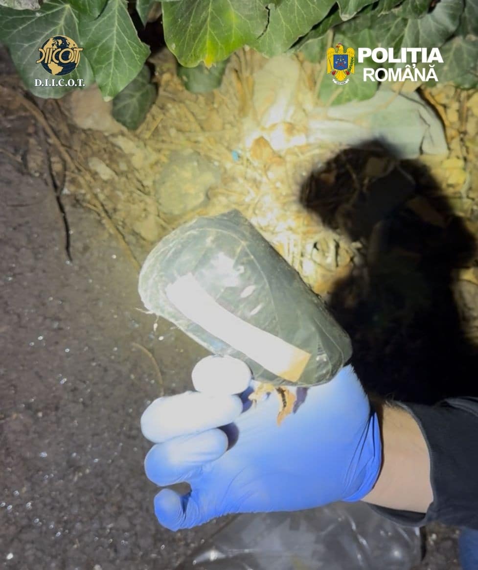Tânăr prins în flagrant pe străzile din Constanța, în timp ce plasa droguri
