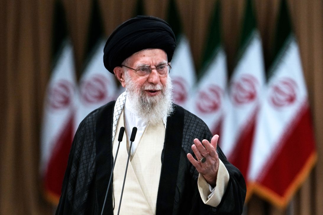 Cronica din culise a armistițiului dintre SUA și Iran. Khamenei a comunicat prin bileţele, Trump a acceptat în ultimul moment