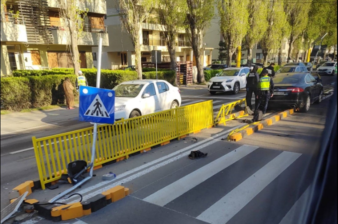 Accident pe Bulevardul Mamaia. Șoferul ar fi plecat înainte de sosirea polițiștilor
