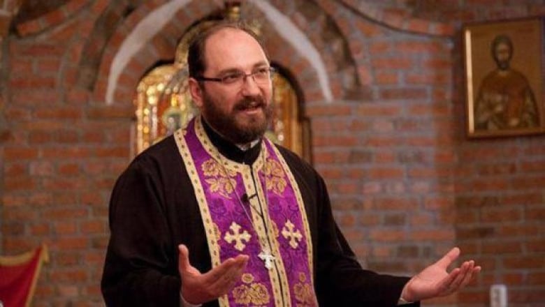 Părintele Constantin Necula: Vă daţi seama că unii riscă pacea ţării pentru interesele funcţiilor lor politice?