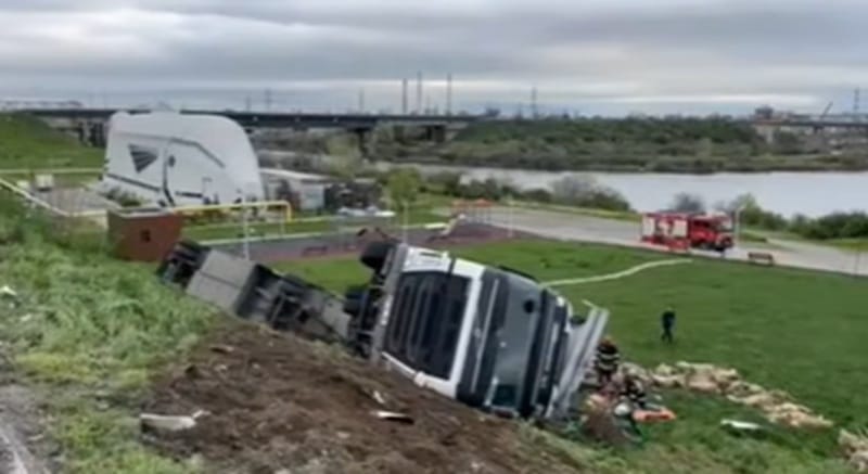 UPDATE. Accident grav la Năvodari: un TIR cu animale s-a răsturnat. 160 de oi au murit