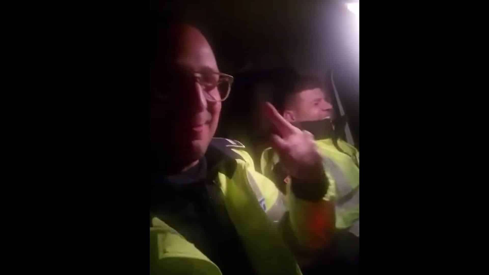 ”Să vină permisele”. Poliţişti cercetaţi după ce s-au filmat cântând manele în mașina de serviciu