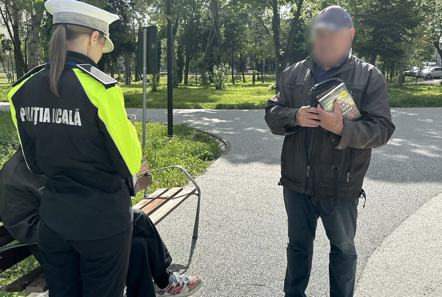 Final fericit în Constanța: borsetă pierdută într-un parc, recuperată cu tot cu bani și acte!