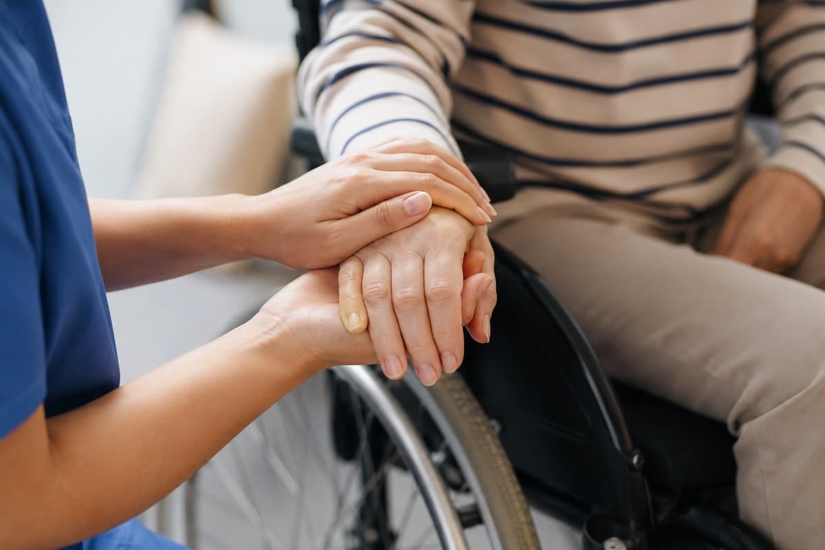 DGAS Constanța: cum se pot angaja asistenți personali pentru persoanele cu handicap grav