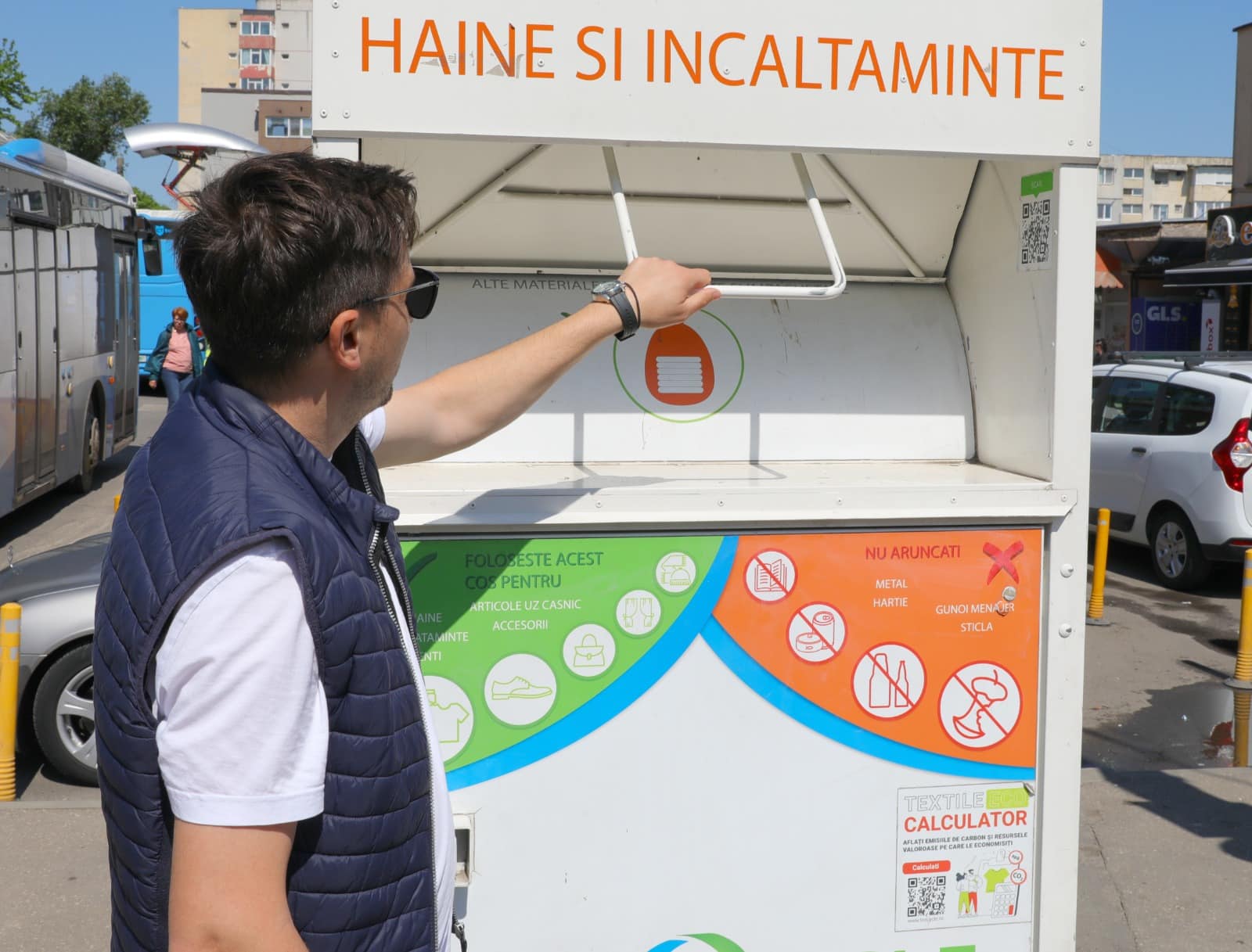 Reciclează hainele și materialele textile uzate! Primăria Municipiului Constanța pune la dispoziție 44 de containere speciale pentru colectarea deșeurilor textile