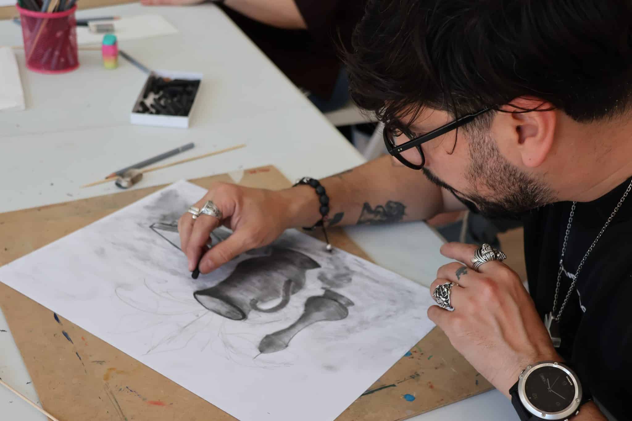 Atelier de artă pentru adulți la Muzeul de Artă Constanța: „Sfera și spațiul interior”, exercițiu de observație și compoziție vizuală