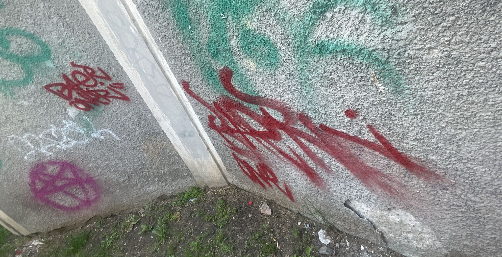 Doi adolescenți prinși în timp ce făceau graffiti în Parcul Arheologic din Constanța. Amenzi de 1.500 lei pentru fiecare