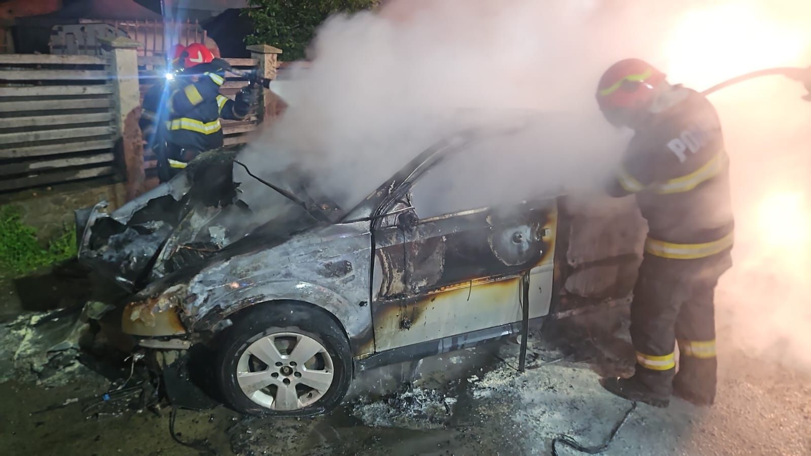 Moarte cumplită din cauza vitezei. Un băiat de 22 de ani și o tânără de 20 de ani au ars de vii într-o mașină cuprinsă de flăcări