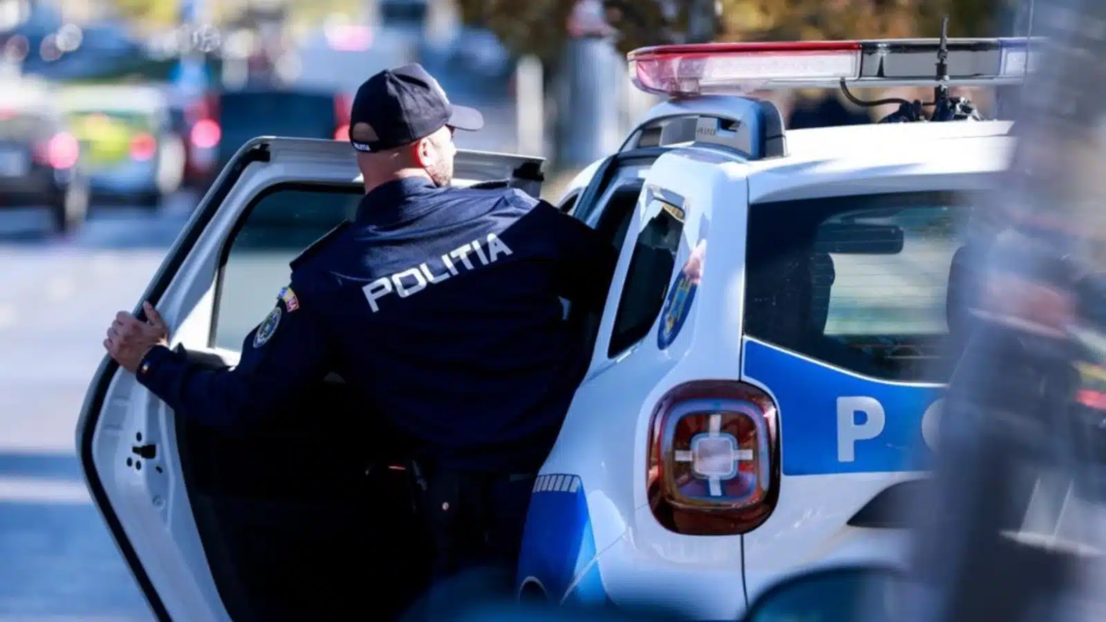 Tragedie pe litoral. Un bărbat a murit după ce a sărit dintr-o mașină aflată în mers, apoi a fost lovit de două autoturisme. Un șofer a fugit de la locul accidentului
