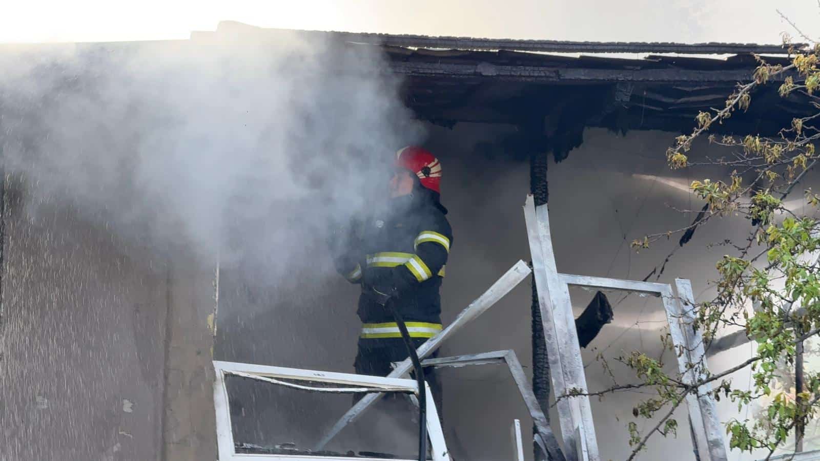 Incendiu violent în Tulcea. 120 de păsări au fost surprinse de flăcări
