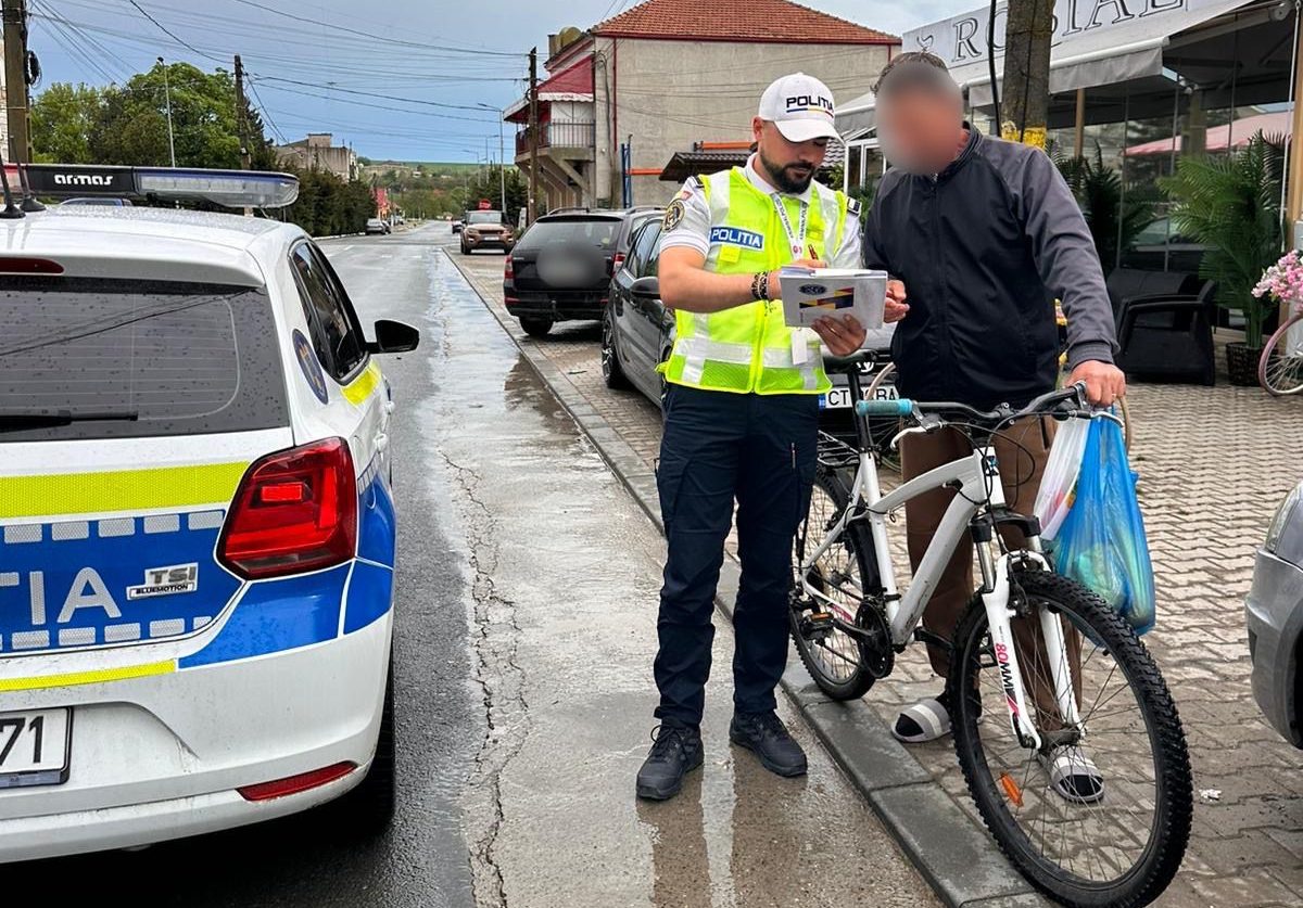 Bicicliștii și pietonii, la control! Amenzi pentru constănțenii care au traversat strada neregulamentar