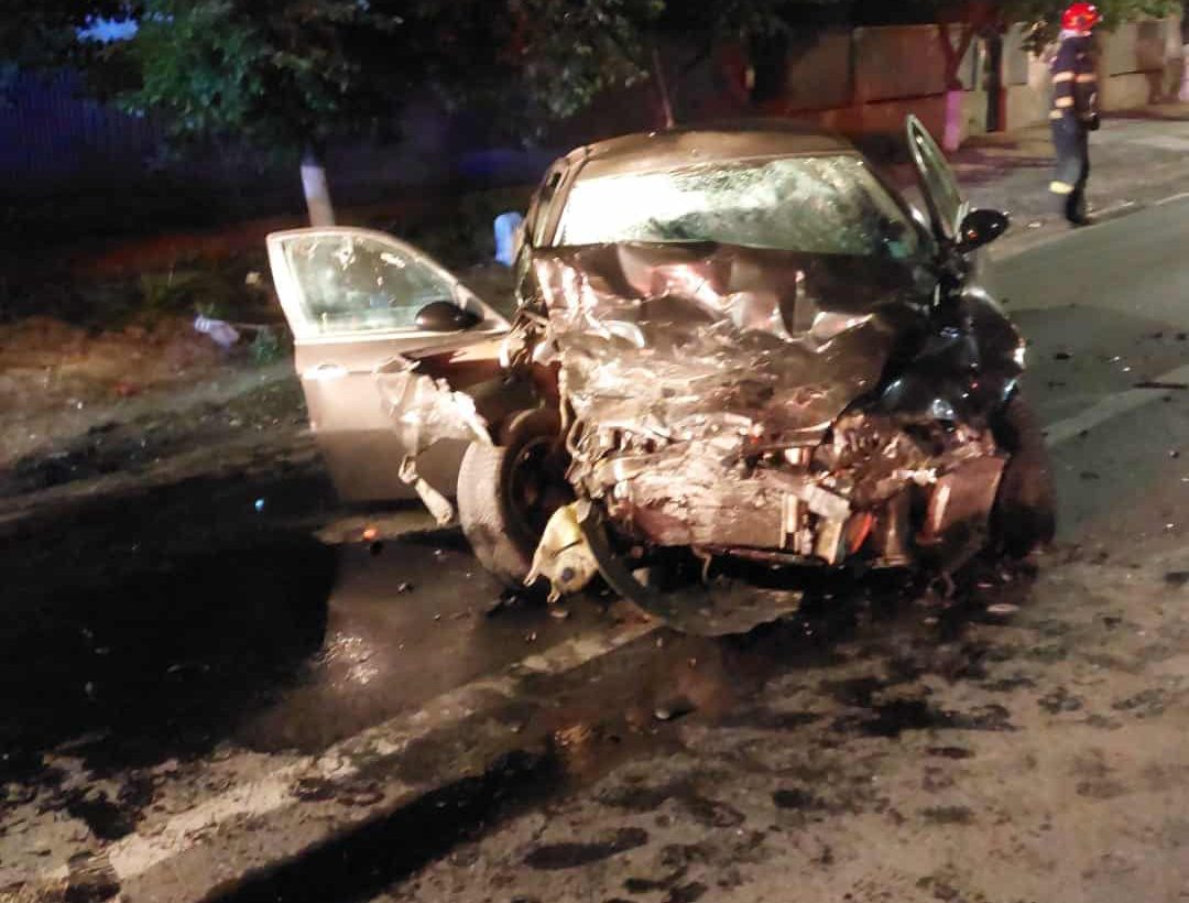 Accident în județul Tulcea. Două persoane, scoase de pompieri după ce au rămas încarcerate