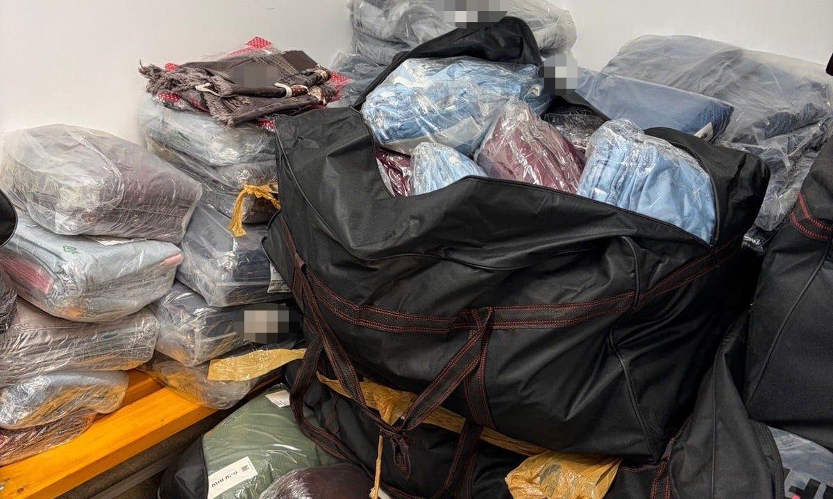 Aproximativ 5.000 de articole vestimentare contrafăcute, confiscate de polițiștii de frontieră constănțeni