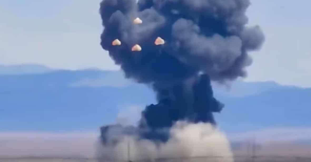 Momentul în care două avioane militare s-au ciocnit în aer și au explodat în timpul unui show aviatic din SUA – VIDEO