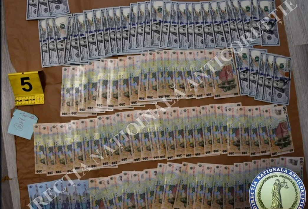 2 inspectori de la Biroul Vamal de Frontieră Constanța REȚINUȚI pentru mită. Câți bani au găsit procurorii la percheziții