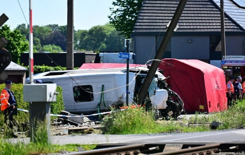 Tragedie în Belgia: un autobuz școlar a fost spulberat de un tren. Mai multe persoane au murit