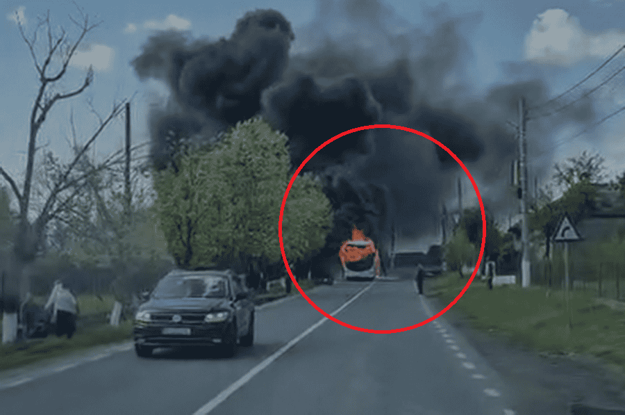 Autocar cu 27 de persoane, cuprins de flăcări în județul Tulcea