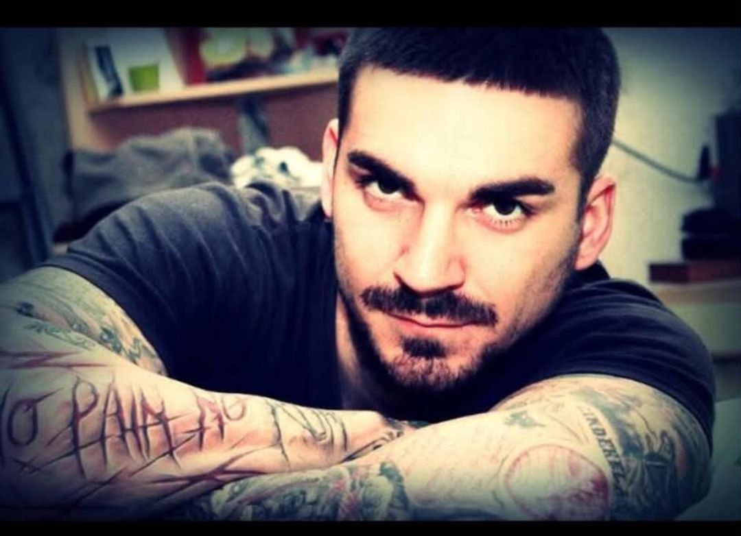 O nouă crimă șocantă în România. Un bărbat și-a ucis bunica și fratele cu o macetă, apoi s-a sinucis: își tatuase „Lucifer” pe piept