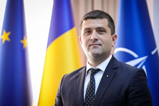 Trenuri noi, lăsate să „îmbătrânească” în curtea Ministerului Transporturilor. Ce spune viceprim-ministrul Radu Miruță