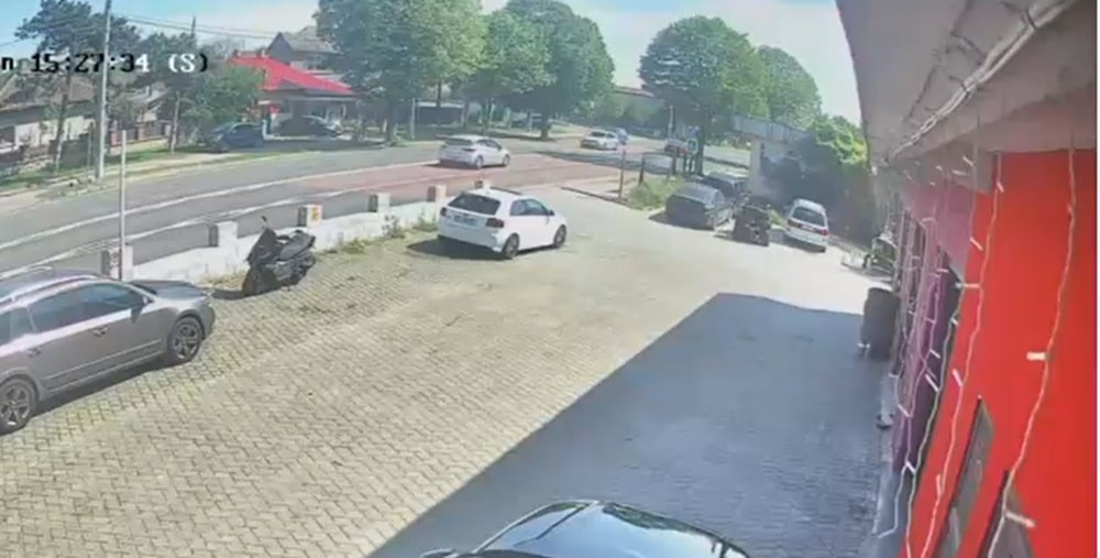 Momentul în care un șofer de 79 de ani lovește cu mașina o mamă și pe copilul ei, chiar pe trecere – VIDEO