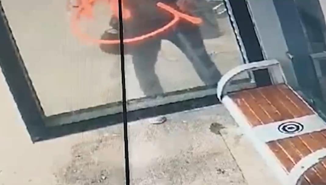Vandal surprins pe camere și amendat! Graffiti pe o stație CT BUS din Constanța