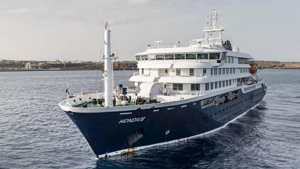 S-au încheiat operaţiunile de evacuare de pe MV Hondius. Nava a plecat din nou pe mare cu un mort la bord