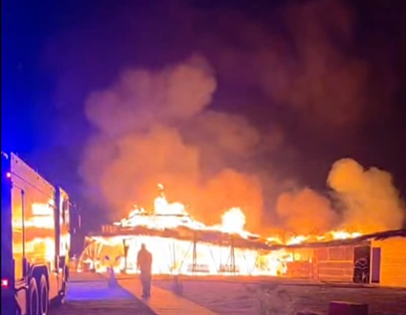 Beach-bar din Mamaia, distrus de flăcări. Nu avea aviz ISU