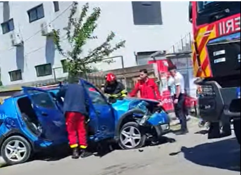Accident rutier cu o persoană încarcerată în Valu lui Traian