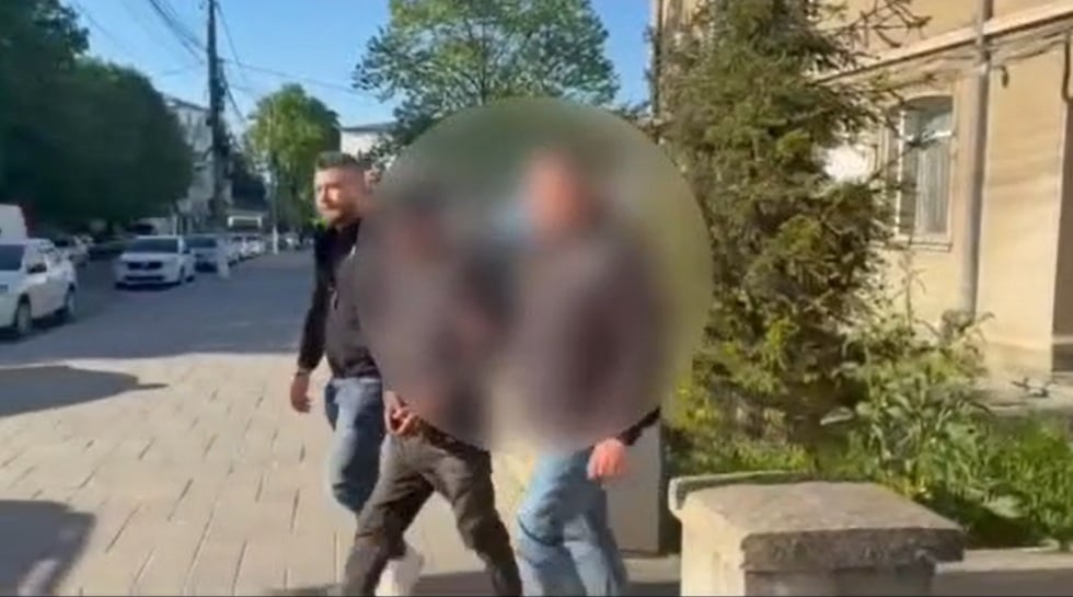 Bărbat reținut după ce a fost prins la furat de polițiști. Un minor este cercetat în același dosar