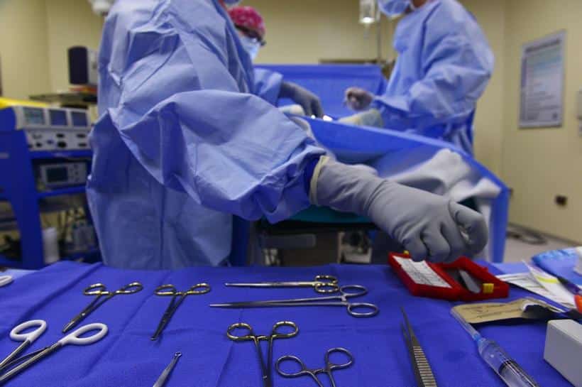 Medic anestezist prins în timp ce-și injecta morfină. Pleca în toaletă să se drogheze, în timpul operațiilor