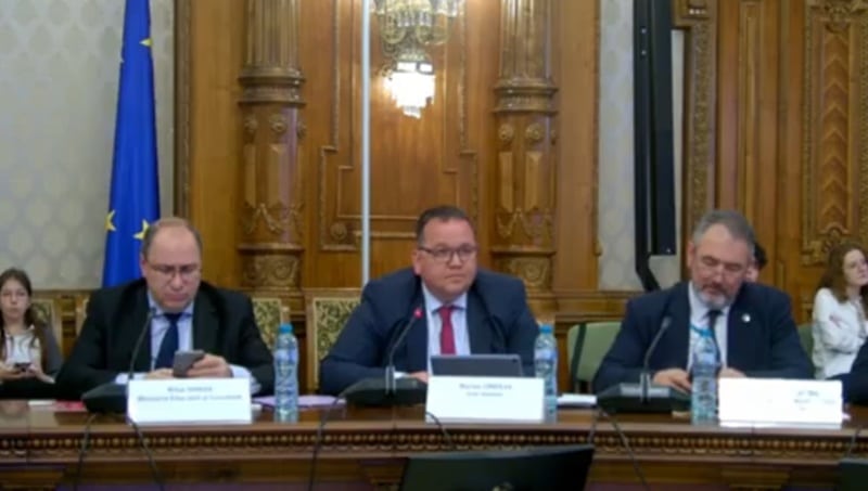 Ministrul Educației își va dona salariul de ministru, după ce a fost acuzat că butona telefonul în timpul discursului unei eleve de clasa a V-a