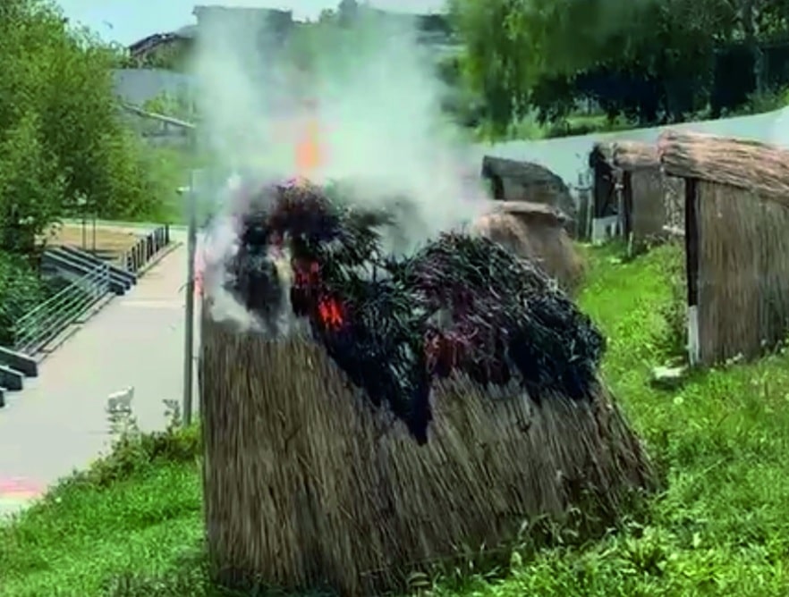 Incendiu intenționat pe faleza din Ovidiu: patru tinere au incendiat un bungalou. Autoritățile condamnă ferm gestul