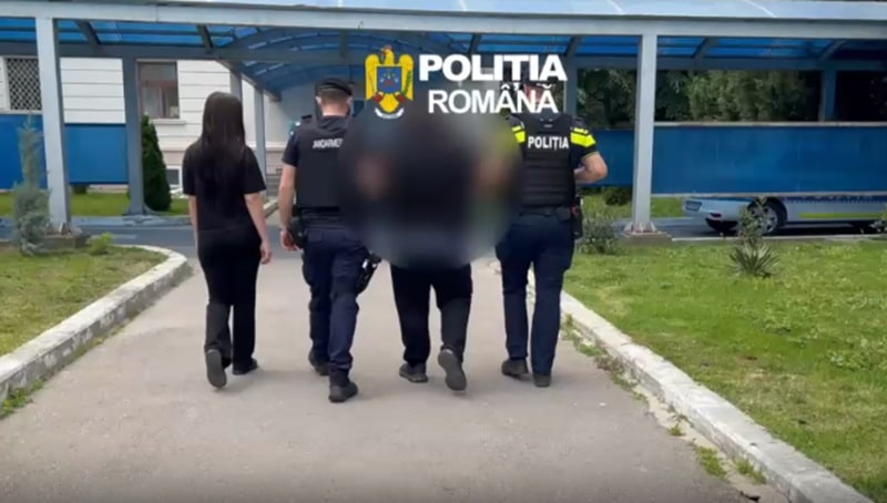 A furat o poșetă dintr-o mașină și o borsetă dintr-un târg din Constanța. Bărbat reținut de polițiști