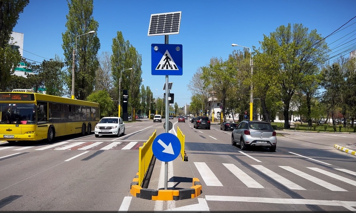 14 scuaruri noi amplasate la trecerile de pietoni din stațiunea Mamaia