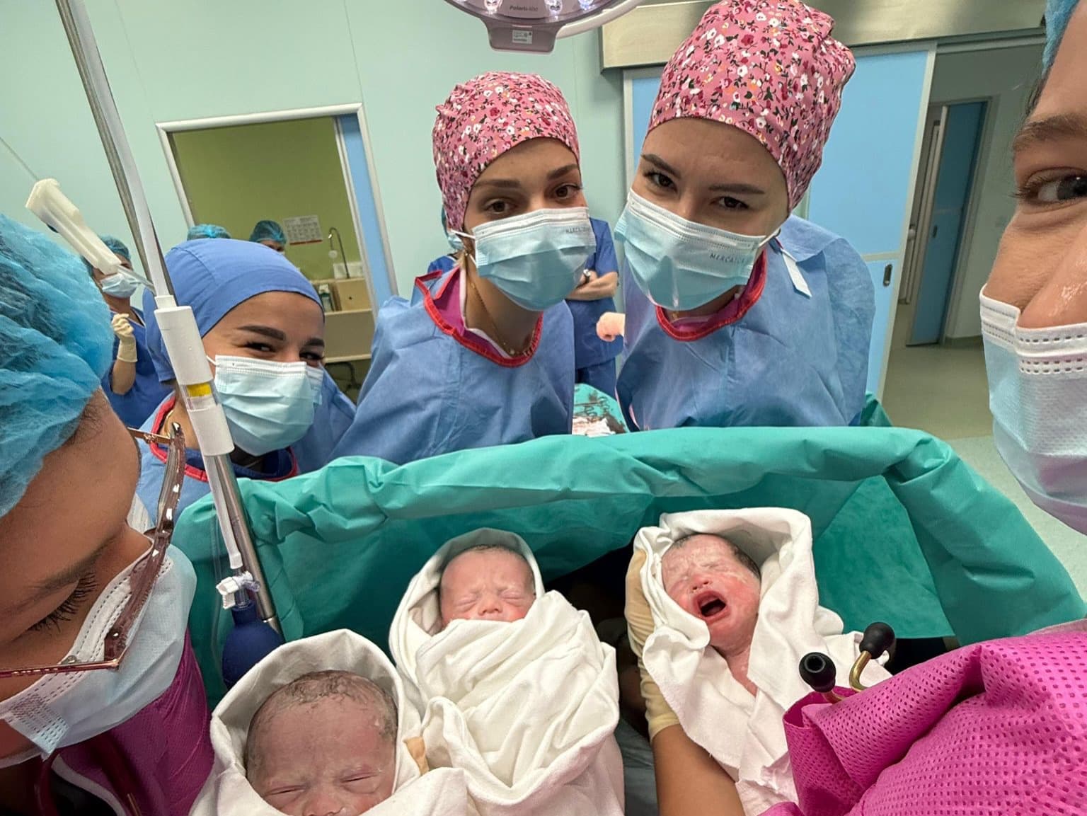 O femeie de 44 de ani, din Timișoara, a născut tripleți din sarcină naturală. Cei trei băieței cântăresc aproape 6 kilograme împreună