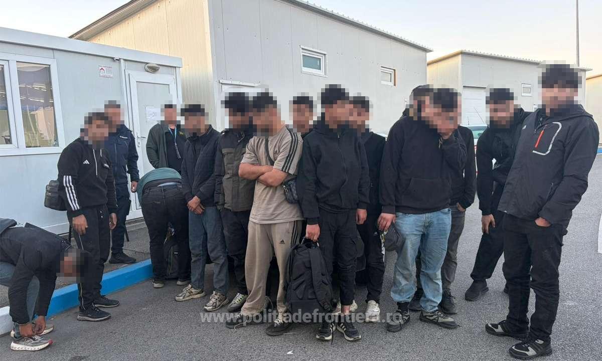 14 irakieni descoperiți ascunși într-un camion care transporta apă