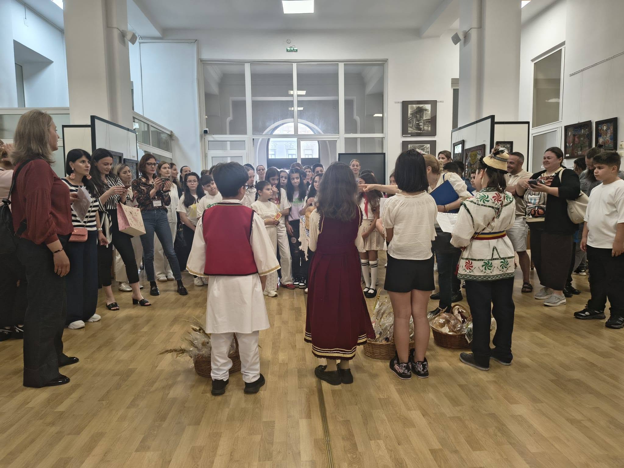 „Turiști” în propriul oraș: elevii constănțeni au descoperit Muzeul de Artă Populară