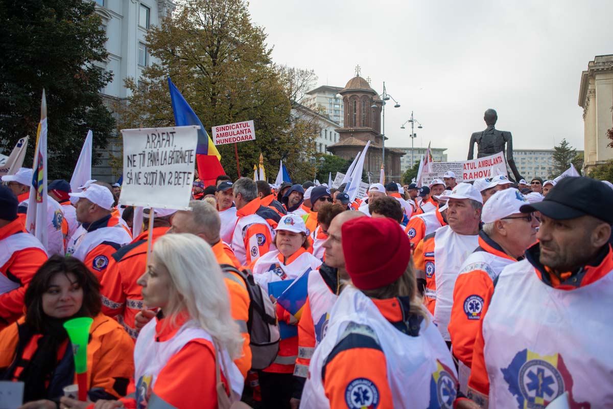 Protest amplu al ambulanțierilor. Zeci de angajați de la SAJ Constanța au plecat spre București