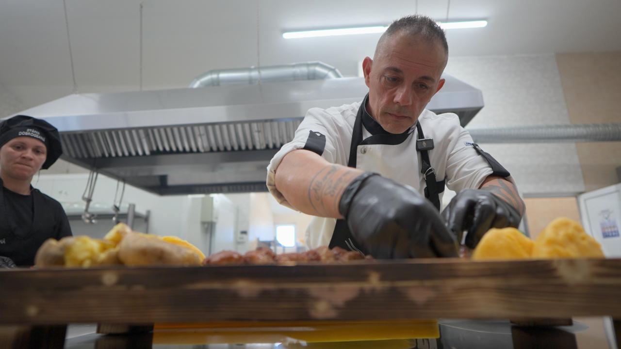 Stâna Dobrogeană, restaurantul din Săcele unde chef Alessandro Salvatori mizează pe gust local și produse de stână