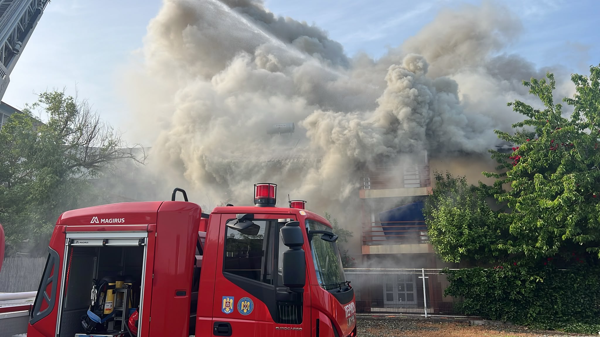 Flăcări uriașe la o pensiune din Costinești. Incendiul s-a extins rapid, trei persoane au avut nevoie de îngrijiri medicale