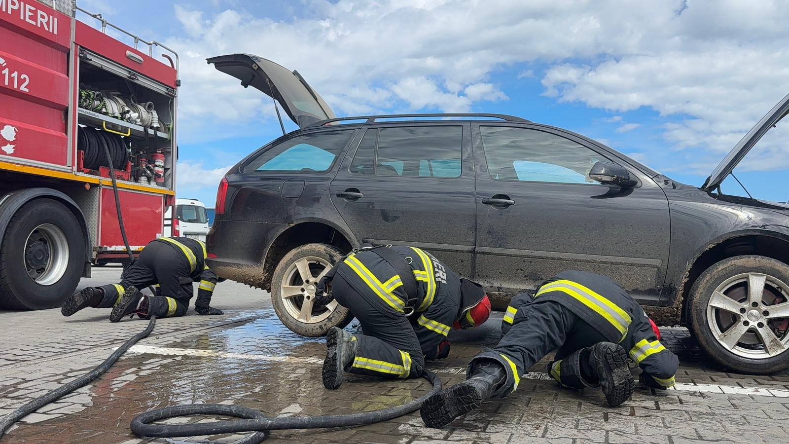 Incendiu la un autoturism în parcarea unui supermarket din Tulcea. Focul a pornit de la iarba uscată
