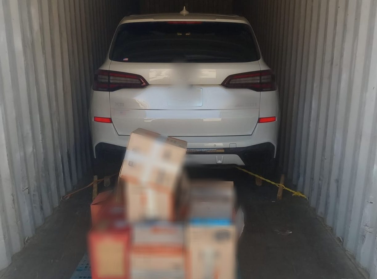 Surpriză la controlul unui container în Portul Constanța Sud-Agigea: zeci de sticle cu alcool, ascunse de autorități