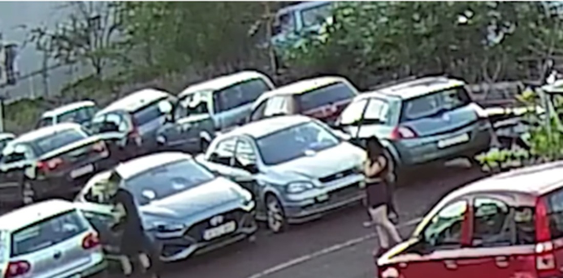 Scene revoltătoare într-o parcare: adolescenți filmați în timp ce vandalizează mașinile. Președintele Asociației Antidrog Constanța, apel către autorități: „Educația și cultura nu mai pot aștepta”