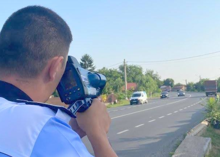 Șofer de 73 de ani, prins cu 172 km/h. A rămas fără permis 4 luni