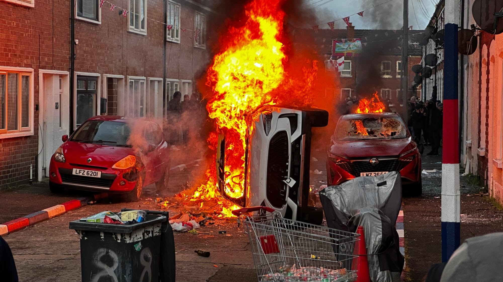 Belfast, cuprins de violențe în urma protestelor anti-imigranți: mașini incendiate, case în flăcări și sute de manifestanți pe străzi